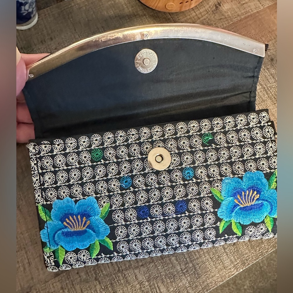 Mexican Artisan Embroidered Clutch - Picture 2 of 8